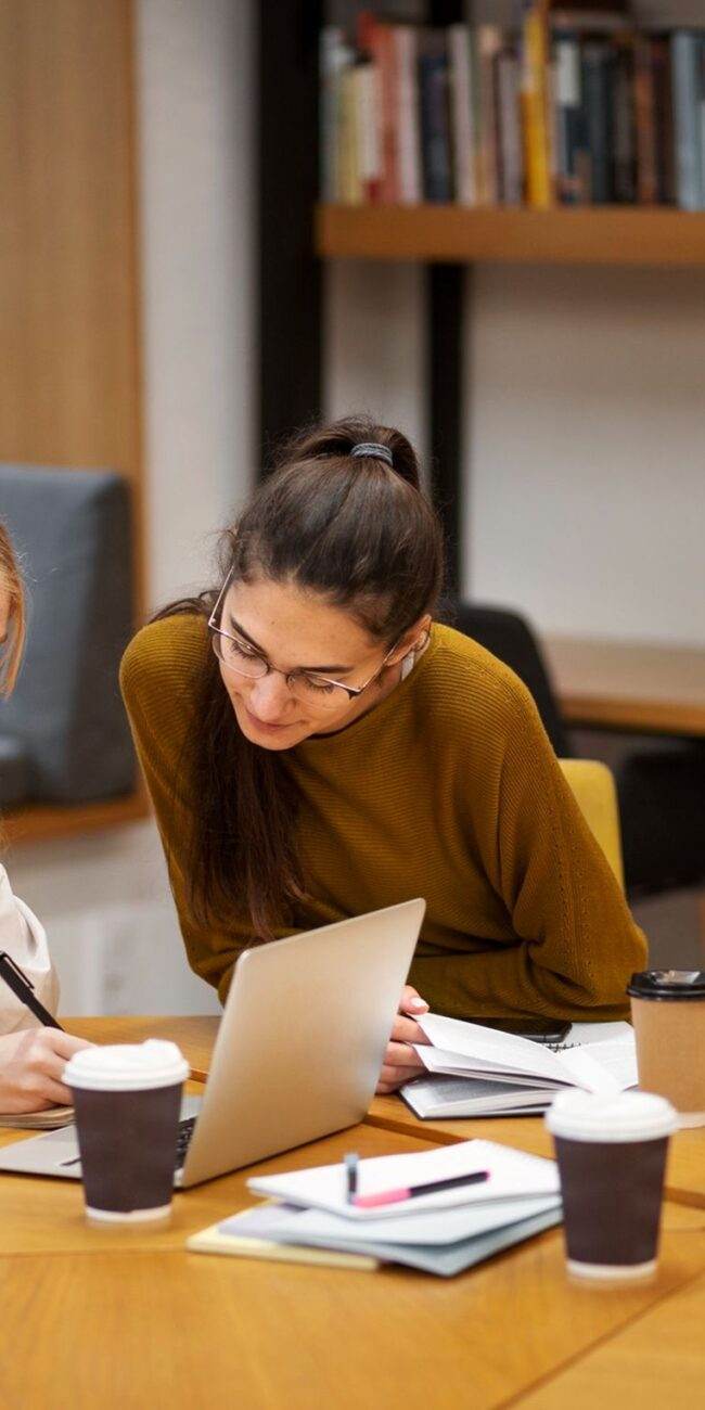 consultant-reseaux-sociaux-650x1300 Agence Créateur de contenu
